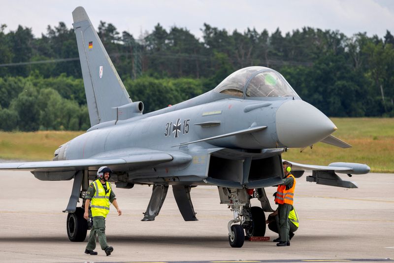 &copy; Reuters. Un Eurofighter parcheggia sulla pista dell'aeroporto di Schoenefeld a Berlino. 5 giugno 2024.REUTERS/Axel Schmidt/File Photo