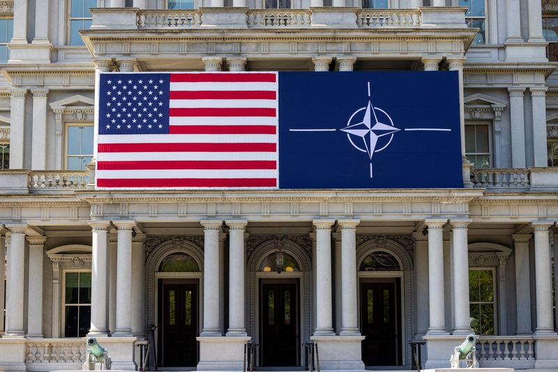 © Reuters. A view of the U.S. flag alongside the NATO flag outside the Eisenhower Executive Office Building in Washington, U.S., July 8, 2024. REUTERS/Kevin Mohatt