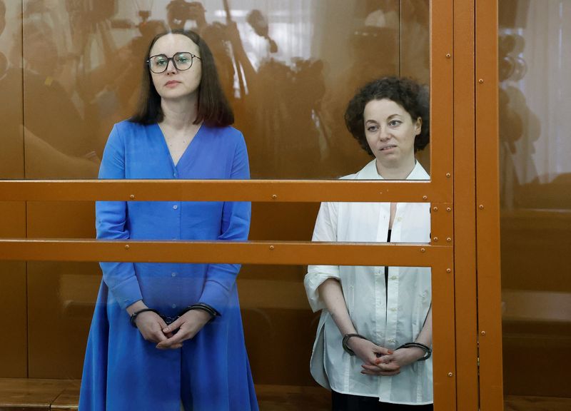 &copy; Reuters. A diretora Zhenya Berkovich e a dramaturga Svetlana Petriychuk comparecem a julgamento em Moscoun08/07/2024nREUTERS/Yulia Morozova