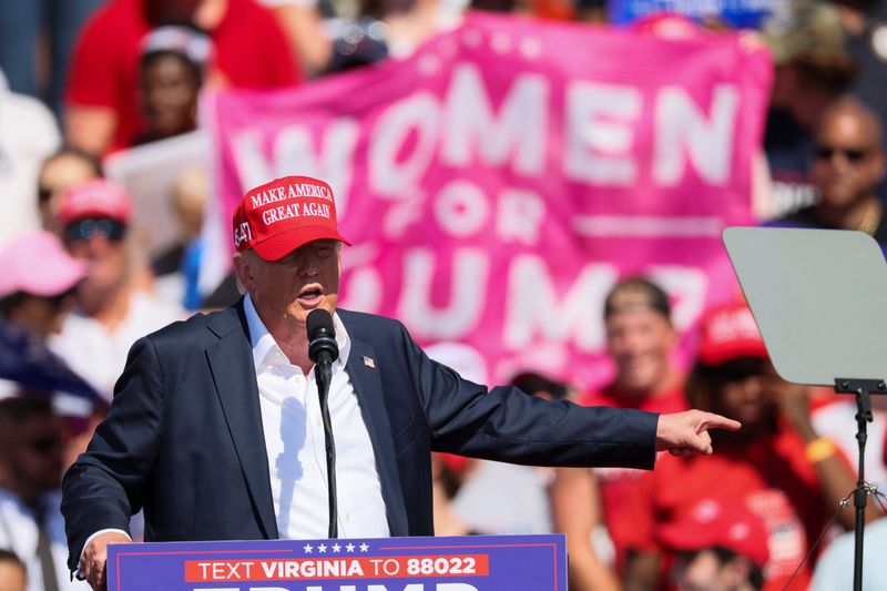 © Reuters. FILE PHOTO: Former U.S. President and Republican presidential candidate Donald Trump holds a campaign event, in Chesapeake, Virginia, U.S. June 28, 2024. REUTERS/Brendan McDermid/File Photo