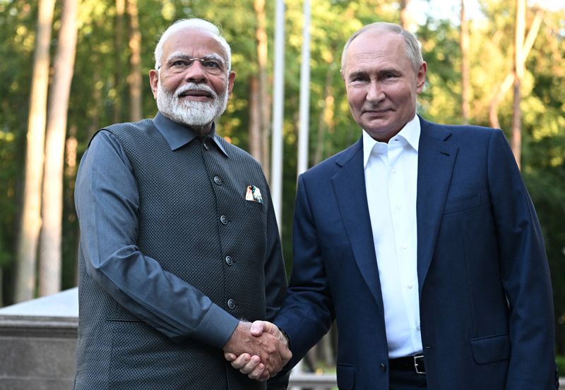 © Reuters. Russia's President Vladimir Putin welcomes India's Prime Minister Narendra Modi during their meeting at a residence near Moscow, Russia July 8, 2024. Sputnik/Sergei Bobylyov/Pool via REUTERS