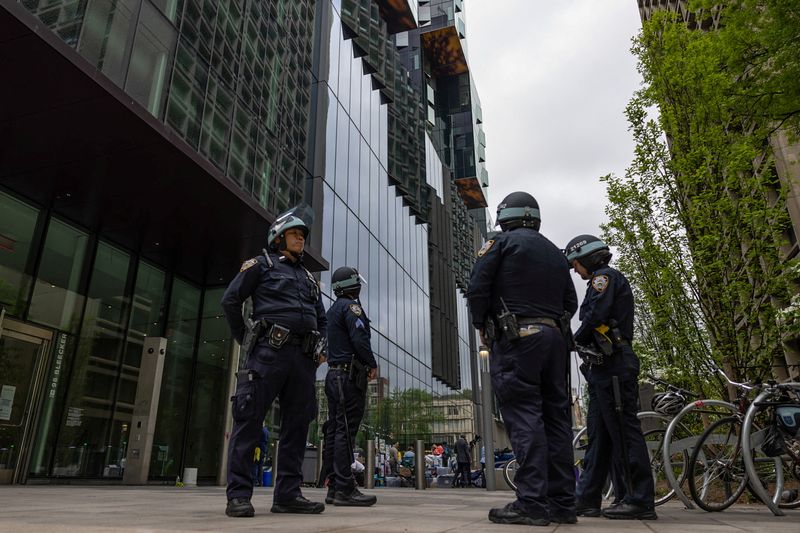 © Reuters. FILE PHOTO: Police officers stand guard where students and pro-Palestinian supporters were removed after days of encampment, outside of New York University (NYU) campus, amid the ongoing conflict in Gaza between Israel and the Palestinian Islamist group Hamas, in New York City, U.S., May 3, 2024. REUTERS/Carlos Barria/File Photo