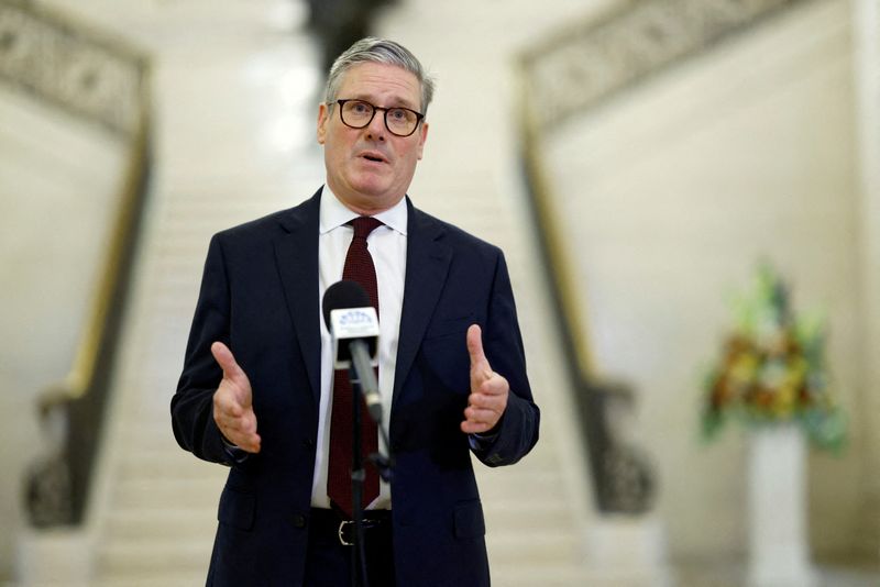 © Reuters. British Prime Minister Keir Starmer speaks to media at the Stormont Parliament Buildings, in Belfast, Northern Ireland, July 8, 2024. REUTERS/Clodagh Kilcoyne