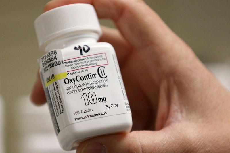 &copy; Reuters. FILE PHOTO: A pharmacist holds a bottle OxyContin made by Purdue Pharma at a pharmacy in Provo, Utah, U.S., May 9, 2019.  REUTERS/George Frey/File Photo