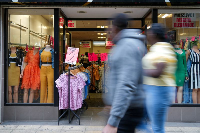 &copy; Reuters. FILE PHOTO: People walk past a retail store with closing down sign in London, Britain, September 30, 2022. REUTERS/Maja Smiejkowska/File Photo