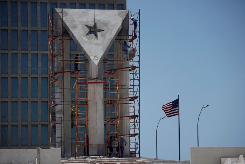 &copy; Reuters. FILE PHOTO: Men work in a monument in front of the U.S. Embassy in Havana, Cuba, May 25, 2021. REUTERS/Alexandre Meneghini/File Photo