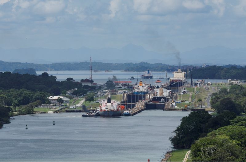 © Reuters. FILE PHOTO: Cargo vessels transit through locks of Agua Clara at the Panama Canal, in Colon, on the outskirts of Panama City, Panama May 3, 2024. REUTERS/Daniel Becerril/File Photo