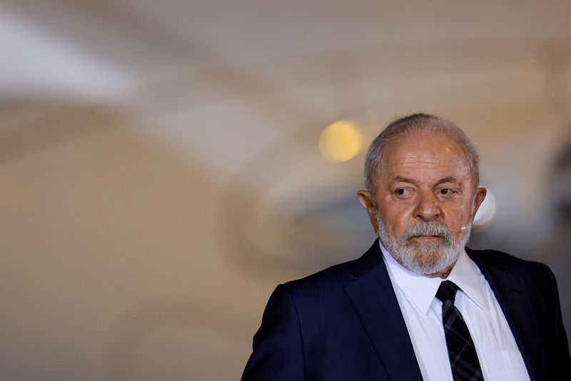 © Reuters. FILE PHOTO: Brazil's President Luiz Inacio Lula da Silva reacts after meeting with Brazilian citizens, who were repatriated from the Gaza Strip, upon arrival at the Air Force base of Brasilia, Brazil November 13, 2023. REUTERS/Ueslei Marcelino/File Photo