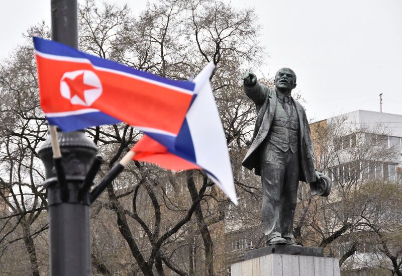 © Reuters. FILE PHOTO: State flags of Russia and North Korea fly in a street near a monument to Soviet state founder Vladimir Lenin during the visit of North Korea's leader Kim Jong Un to Vladivostok, Russia April 25, 2019. REUTERS/Yuri Maltsev/File Photo