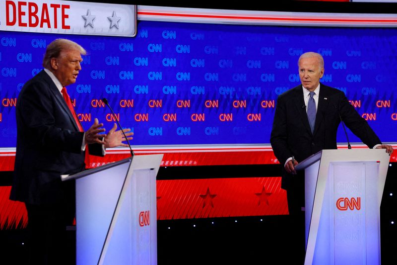 &copy; Reuters. FILE PHOTO: Democratic presidential candidate U.S. President Joe Biden listens as Republican presidential candidate and former U.S. President Donald Trump speaks during their debate in Atlanta, Georgia, U.S., June 27, 2024. REUTERS/Brian Snyder/File Photo