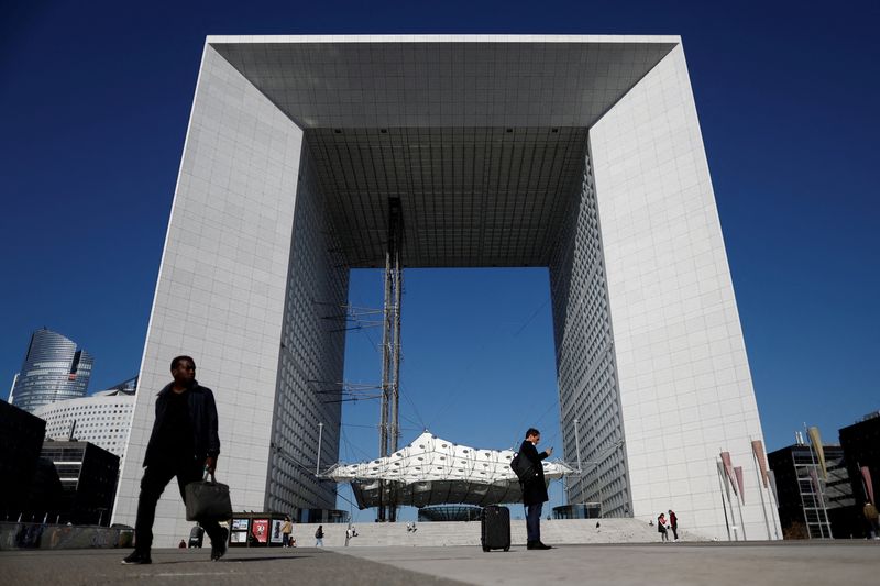 © Reuters. FILE PHOTO: Office workers commute to work in La Defense business district in Paris, France, September 30, 2022. REUTERS/Benoit Tessier/File Photo