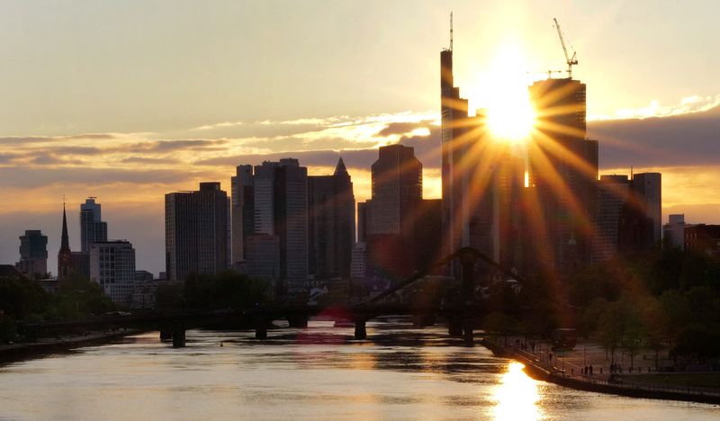 © Reuters. FILE PHOTO: The skyline of the banking district is seen during sunset in Frankfurt, Germany, April 21, 2024.  REUTERS/Kai Pfaffenbach/File Photo