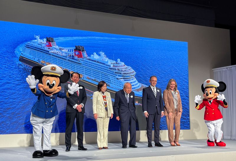 © Reuters. Disney and Oriental Land Co. executives pose with Disney characters at the unveiling of an expanded cruise line, in Urayasu, Japan July 9, 2024. REUTERS/Rocky Swift