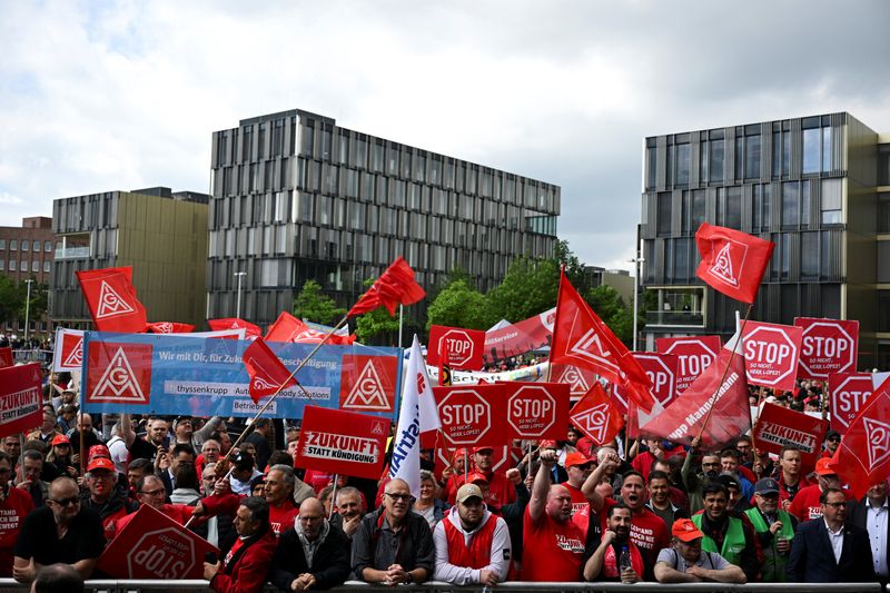 &copy; Reuters. FILE PHOTO: Thyssenkrupp steelworkers rally at an IG Metall union protest in Essen, Germany, May 23, 2024. REUTERS/Jana Rodenbusch/File Photo