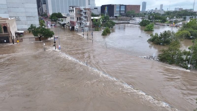 © Reuters. A drone view shows a flooded area, in the aftermath of Hurricane Beryl, in Houston, Texas, U.S. July 8, 2024, in this screen grab taken from a social media video. @cjblain10 via X/via REUTERS 