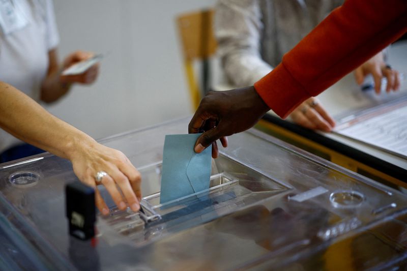 Politics tamfitronics © Reuters. FILE PHOTO: A person casts a ballot in the second round of the early French parliamentary elections, at a polling station in Paris, France, July 7, 2024. REUTERS/Sarah Meyssonnier/File Photo