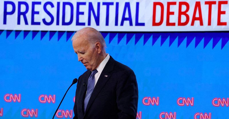 © Reuters. FILE PHOTO: Democratic presidential candidate U.S. President Joe Biden listens as Republican presidential candidate and former U.S. President Donald Trump speaks during their debate in Atlanta, Georgia, U.S., June 27, 2024. REUTERS/Brian Snyder//File Photo