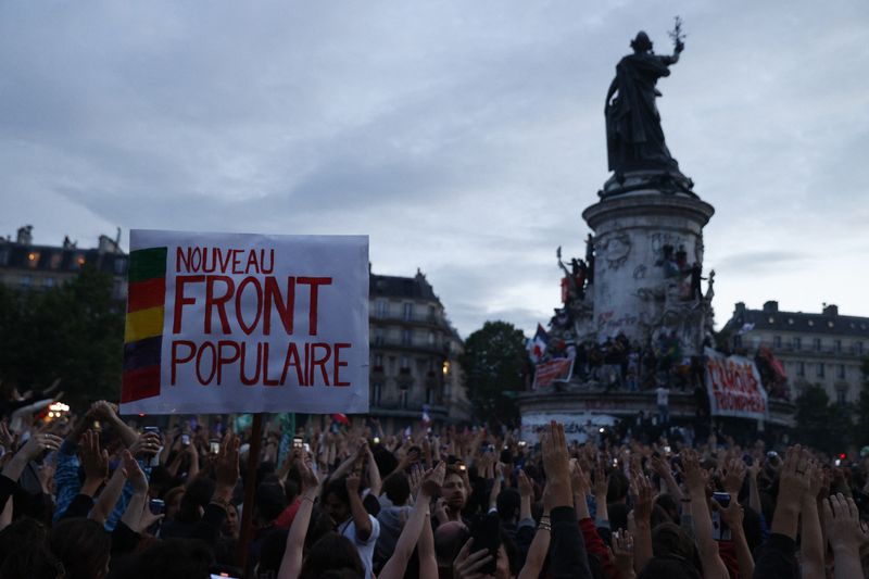 &copy; Reuters. Pessoas celebram vitória da esquerda em Parisn 7/7/2024       REUTERS/Abdul Saboor