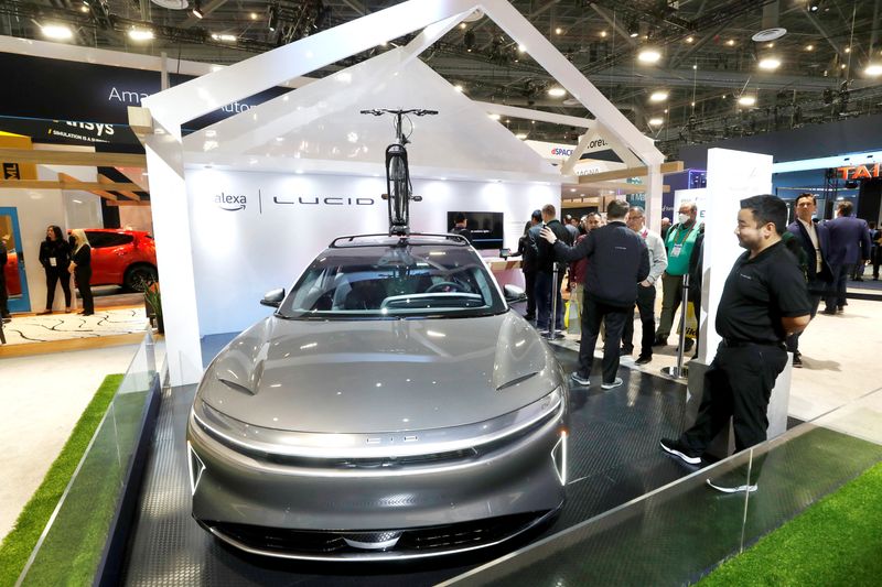 © Reuters. FILE PHOTO: A Lucid Air electric car with built-in Alexa is displayed in an Amazon booth during CES 2023, an annual consumer electronics trade show, in Las Vegas, Nevada, U.S. January 6, 2023.  REUTERS/Steve Marcus/File Photo