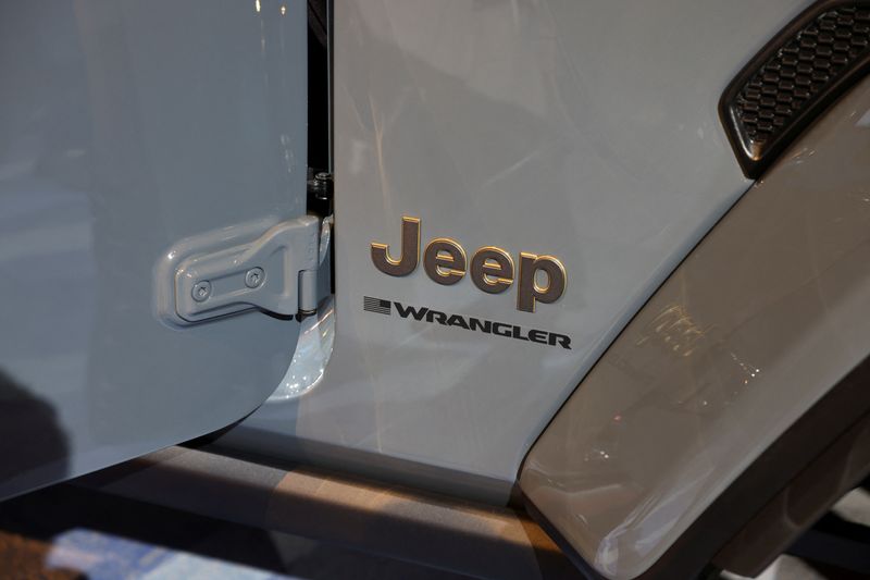 © Reuters. The logo of a 2024 Jeep Wrangler is seen at the New York International Auto Show, in Manhattan, New York City, U.S., April 5, 2023. REUTERS/Andrew Kelly