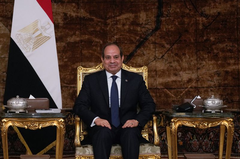 © Reuters. FILE PHOTO: Egyptian President Abdel Fattah al-Sisi attends a meeting with U.S. Secretary of State Antony Blinken at the Presidential Palace in Cairo, Egypt, Monday, June 10, 2024.     Amr Nabil/Pool via REUTERS/File Photo