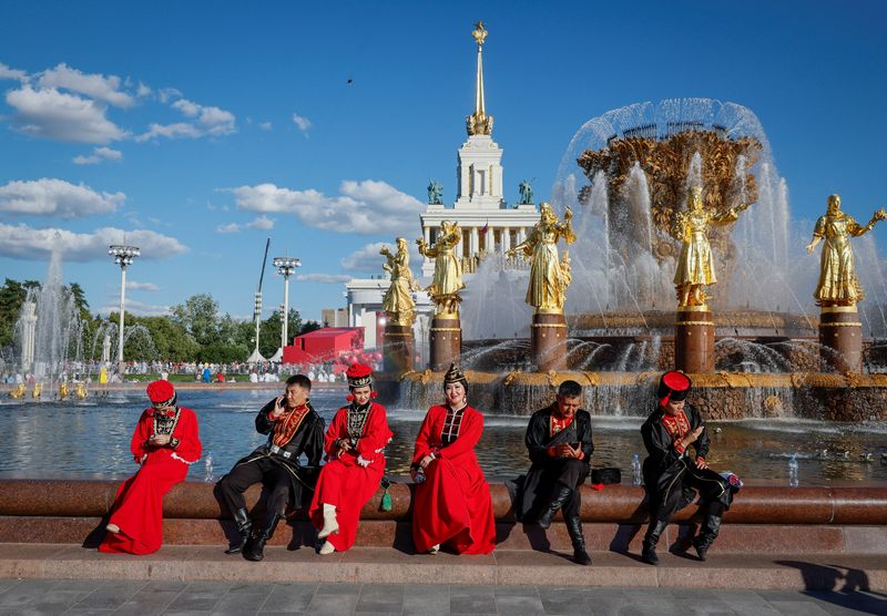 © Reuters. FILE PHOTO: Artists from the Republic of Kalmykia attend the closing concert of the 