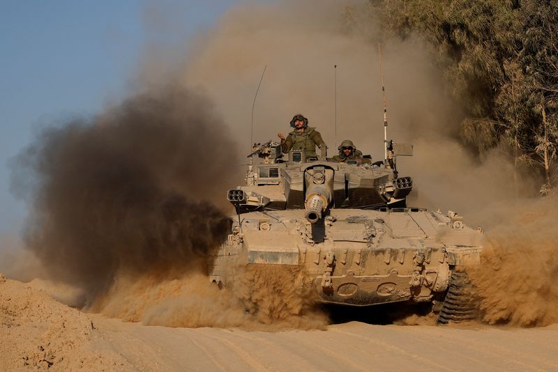 &copy; Reuters. Un carro armato israeliano, nel corso del conflitto tra Israele e Hamas, vicino al confine tra Israele e Gaza, in Israele, 8 luglio 2024. REUTERS/Amir Cohenn