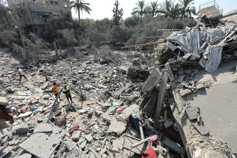 &copy; Reuters. Ataque israelense contra casa no centro de Gazan 9/7/2024    REUTERS/Ramadan Abed