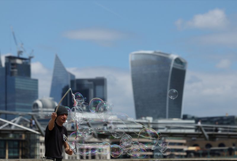 © Reuters. A street performer makes soap bubbles in front of the Financial District on the Southbank in London, Britain, June 7, 2024. REUTERS/Isabel Infantes