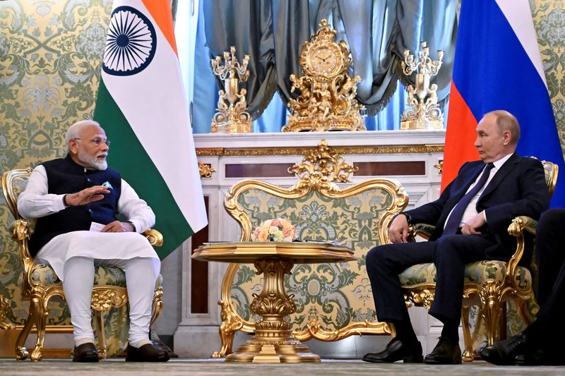 &copy; Reuters. Vladimir Putin e Narendra Modi em Moscoun 9/7/2024   Alexander Nemenov/Pool via REUTERS