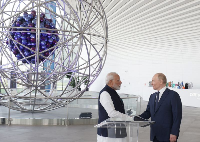 &copy; Reuters. Russia's President Vladimir Putin and India's Prime Minister Narendra Modi visit the Atom pavilion at the Exhibition of Achievements of National Economy (VDNKh) in Moscow, Russia July 9, 2024. Sputnik/Gavriil Grigorov/Pool via REUTERS 