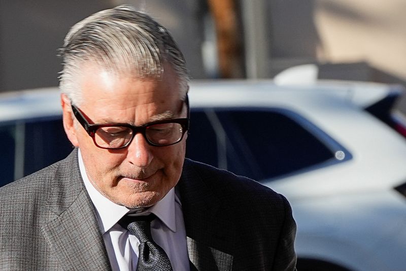 © Reuters. Actor Alec Baldwin walks towards the courthouse, as jury selection begins his manslaughter trial for the 2021 fatal shooting of cinematographer Halyna Hutchins during the filming of the Western movie 