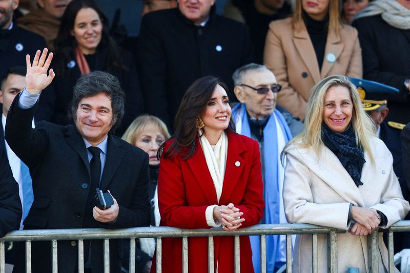 © Reuters. Argentina's President Javier Milei waves next to Argentina's Vice President Victoria Villarruel, on the day of a military parade commemorating the 208th anniversary of the country's independence from Spain in 1816, in Buenos Aires, Argentina July 9, 2024. REUTERS/Matias Baglietto