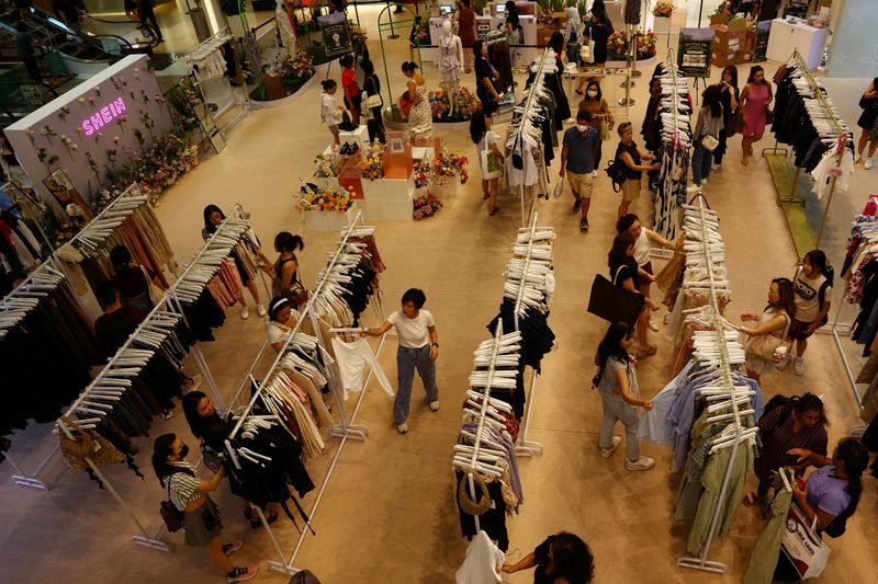 &copy; Reuters. People check out items in a Shein pop-up store at a mall in Singapore April 4, 2024. REUTERS/Edgar Su/File photo