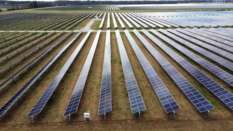 © Reuters. FILE PHOTO: A drone view shows solar panels as they stand on Dave Duttlinger's farmland that he leased to Dunns Bridge Solar LLC in Wheatfield, Indiana, U.S., April 5, 2024.  REUTERS/Jim Vondruska/File Photo