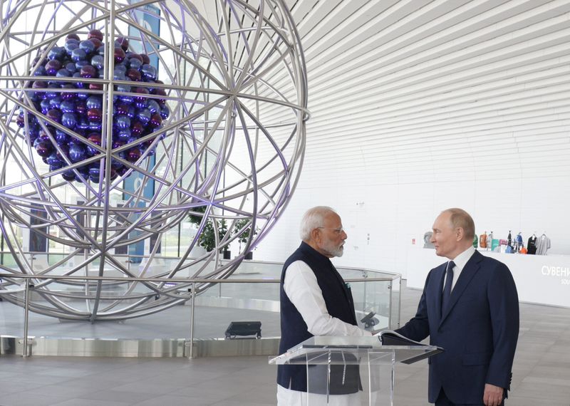 &copy; Reuters. Russia's President Vladimir Putin and India's Prime Minister Narendra Modi visit the Atom pavilion at the Exhibition of Achievements of National Economy (VDNKh) in Moscow, Russia July 9, 2024. Sputnik/Gavriil Grigorov/Pool via REUTERS