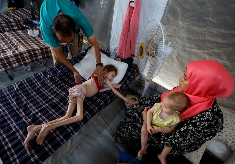&copy; Reuters. Crianças palestinas desnutridas em Deir Al-Balah, região central de Gazan 22/6/2024    REUTERS/Mohammed Salem