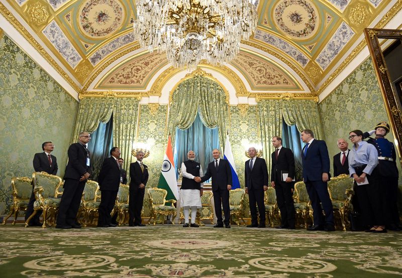 © Reuters. Russia's President Vladimir Putin shakes hands with India's Prime Minister Narendra Modi during a meeting at the Kremlin in Moscow, Russia July 9, 2024. Sputnik/Sergey Bobylev/Kremlin via REUTERS