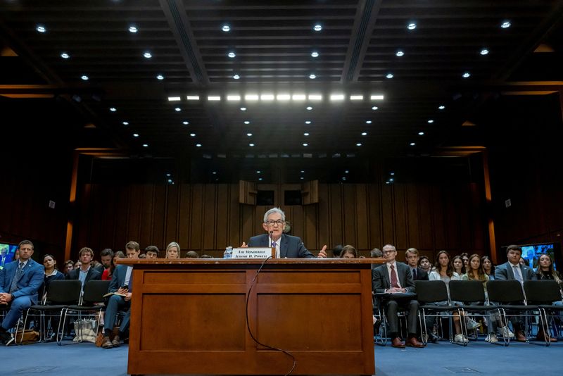 © Reuters. U.S. Federal Reserve Chair Jerome Powell testifies before a Senate Banking, Housing and Urban Affairs Committee hearing on 