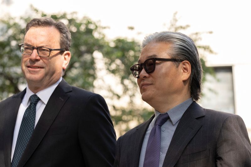 © Reuters. Sung Kook (Bill) Hwang, the founder and head of the private investment firm Archegos, arrives for his trial with his attorney Barry Berke at the Manhattan Federal Courthouse in New York City, U.S., July 9, 2024. REUTERS/Andrew Kelly