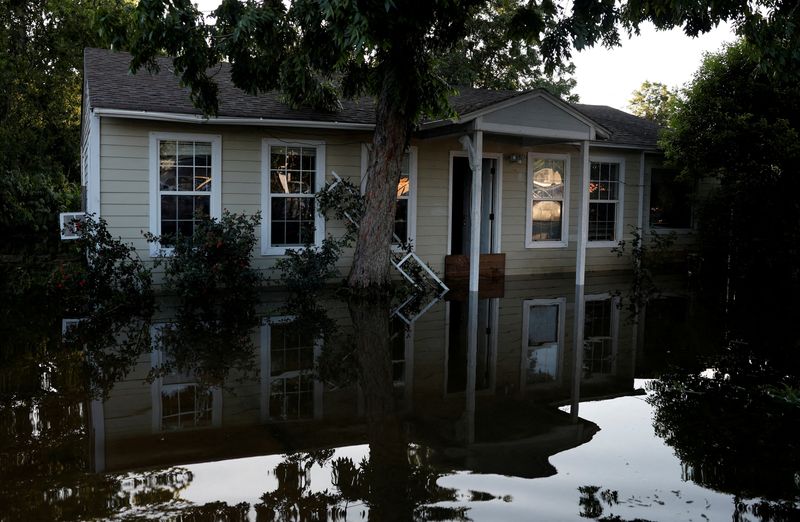 © Reuters. FILE PHOTO: View of a house in the aftermath of Hurricane Beryl, in Houston, Texas, U.S., July 8, 2024. REUTERS/Daniel Becerril/File Photo