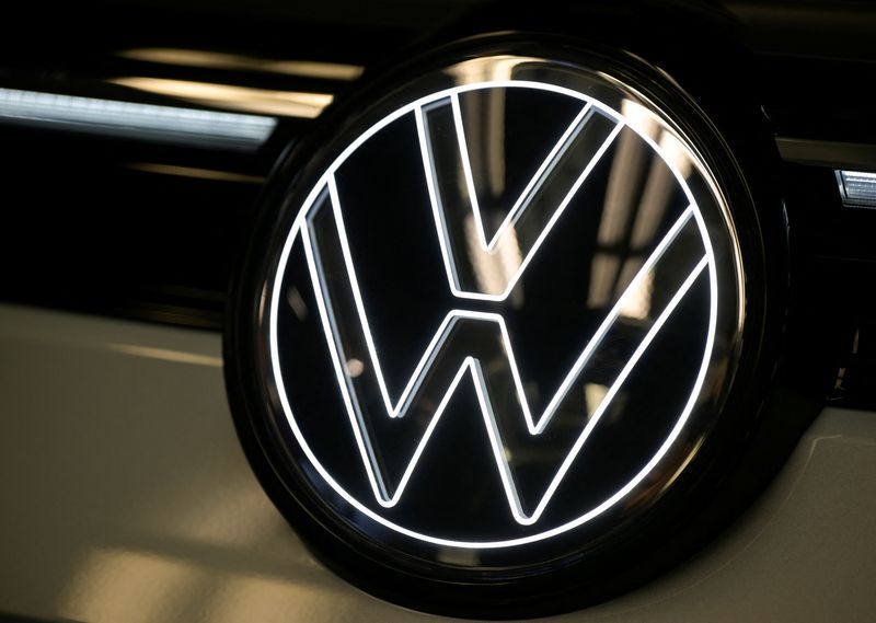 © Reuters. ẢNH TẬP TIN: Logo Volkswagen được chiếu sáng trên dây chuyền sản xuất xe Golf VIII và Tiguan tại trụ sở chính của VW ở Wolfsburg, Đức ngày 23 tháng 5 năm 2024. REUTERS/Fabian Bimmer/Ảnh tập tin