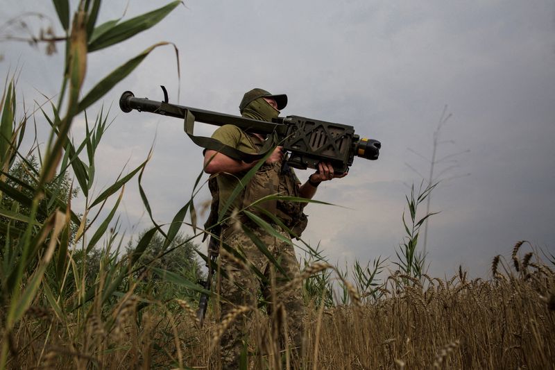 &copy; Reuters. FILE PHOTO: A Ukrainian serviceman holds a Stinger anti-aircraft missile at a position in a front line in Mykolaiv region, as Russia's attack on Ukraine continues, Ukraine August 11, 2022.  REUTERS/Anna Kudriavtseva/File Photo