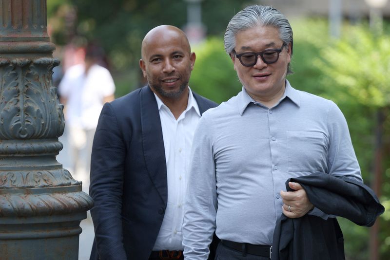 © Reuters. Sung Kook (Bill) Hwang, the founder and head of the private investment firm Archegos, arrives at the Manhattan Federal Courthouse in New York City, U.S., July 9, 2024. REUTERS/Andrew Kelly