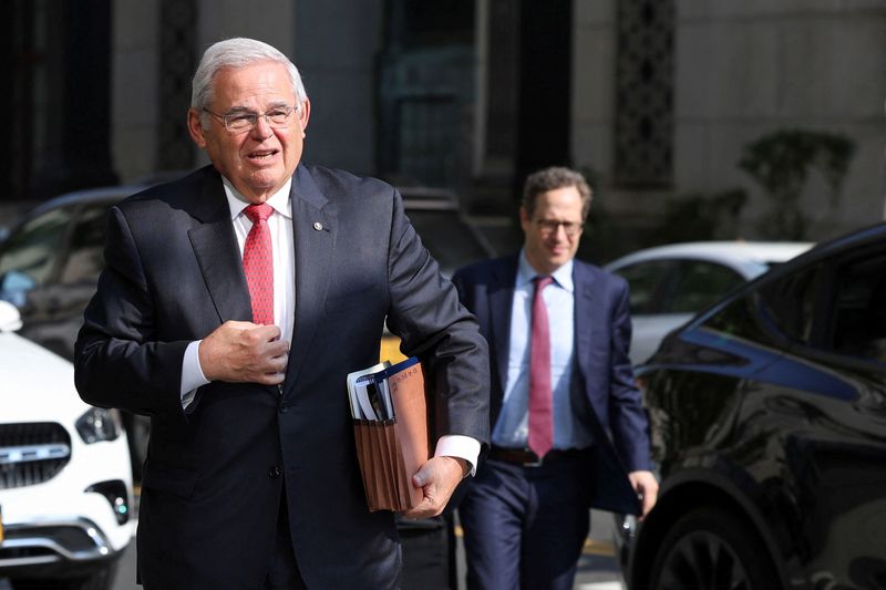 © Reuters. U.S. Senator Robert Menendez, (D-NJ) arrives at Federal Court, for his bribery trial in connection with an alleged corrupt relationship with three New Jersey businessmen, in New York City, U.S., July 9, 2024. REUTERS/Kent J. Edwards