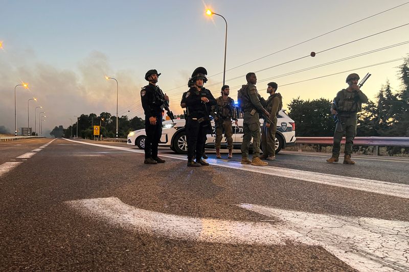 &copy; Reuters. Segurança israelense bloqueia estrada após o Hezbollah lançar projéteis contra Israel perto da fronteira Israel-Líbano nas Colinas de Golã ocupadas por Israeln09/07/2024nREUTERS/Avi Ohayon