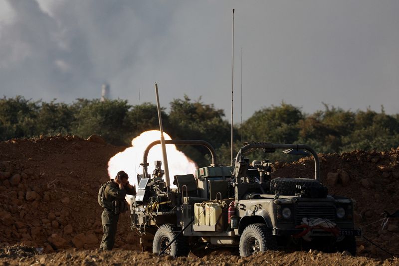 &copy; Reuters. Soldados israelenses disparam morteiros, em meio ao conflito Israel-Hamas, perto da fronteira Israel-Gazan09/07/2024nREUTERS/Amir Cohen