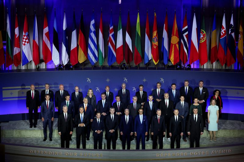 © Reuters. NATO Heads of Government pose for a picture at the NATO 75th Anniversary celebratory event in Washington, U.S., July 9, 2024. REUTERS/Leah Millis