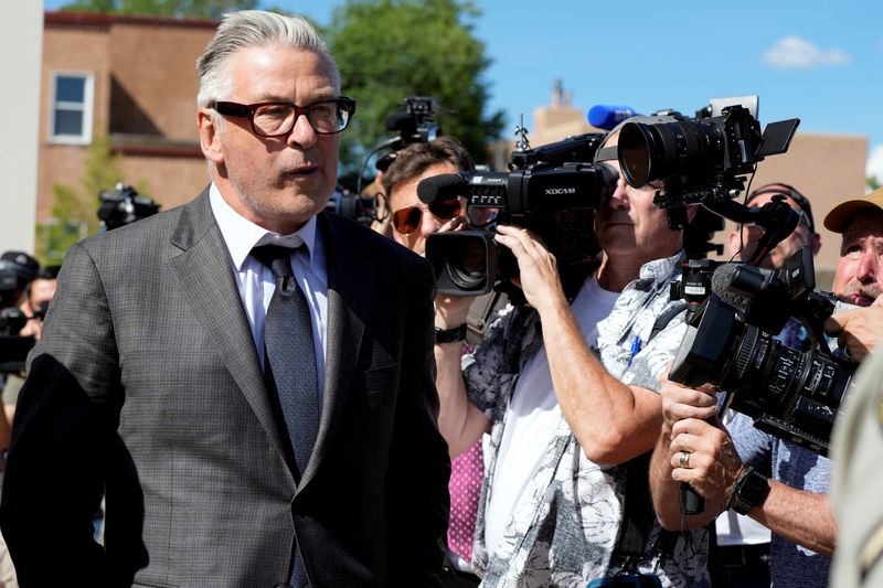 © Reuters. Alec Baldwin walks outside the courthouse, as jury selection begins his trial for the 2021 fatal shooting of cinematographer Halyna Hutchins during the filming of the Western movie 