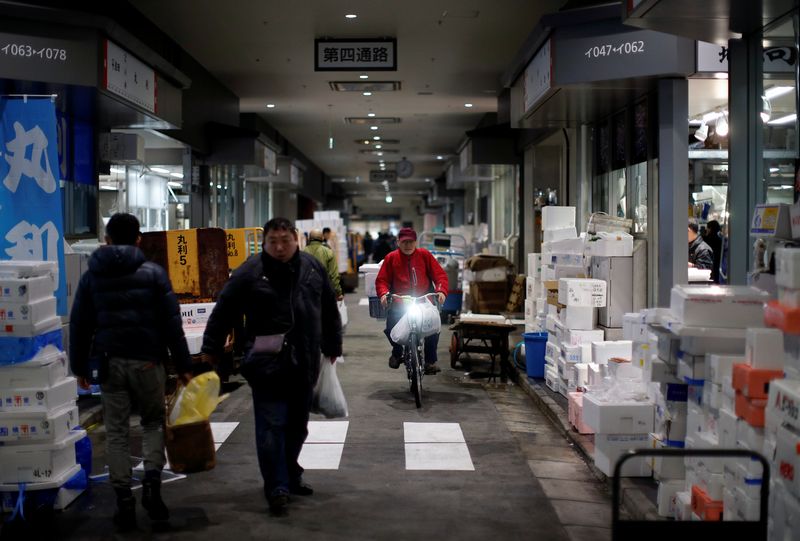 © Reuters. FILE PHOTO: Shoppers and wholesalers walk at Toyosu Fish Market in Tokyo, Japan December 11, 2018. Picture taken December 11, 2018. To match Insight JAPAN-SUSHI/LAST-RESTAURANT. REUTERS/Issei Kato/File Photo